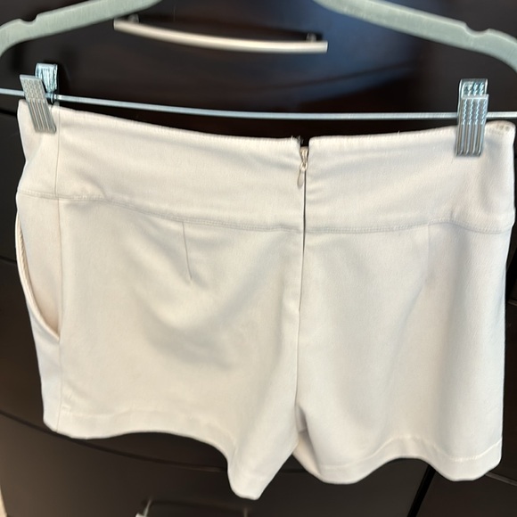 Marciano shorts in a size 4 good condition beige a little mark on the buckle - Picture 2 of 4